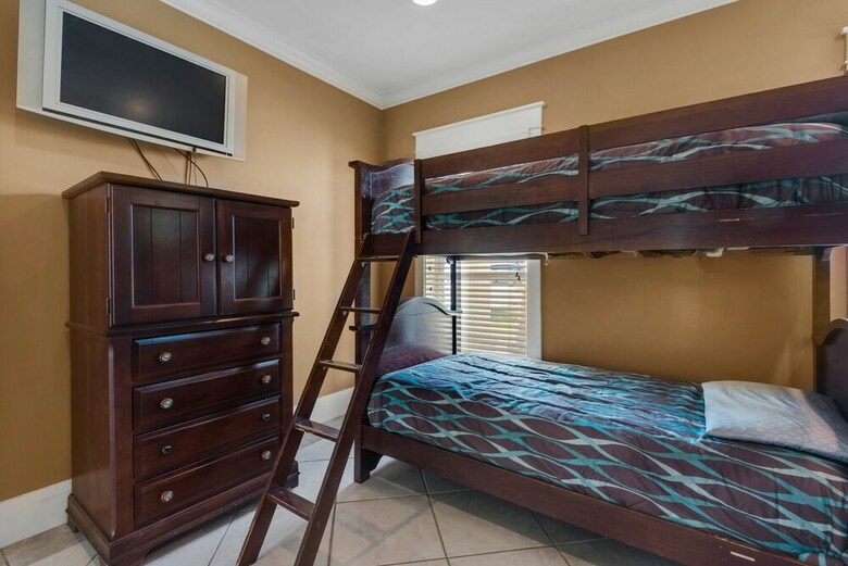 6 Bd Tropical Getaway With Pool & Beach Access!