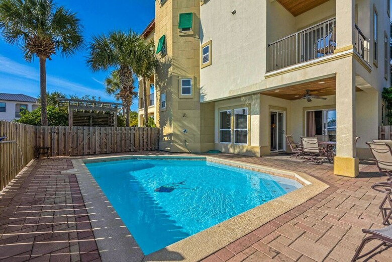 6 Bd Tropical Getaway With Pool & Beach Access!