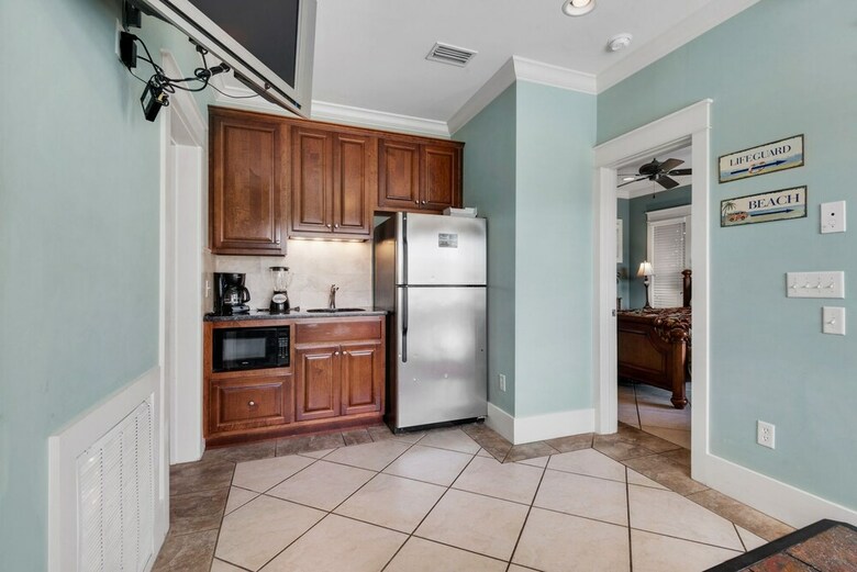 6 Bd Tropical Getaway With Pool & Beach Access!