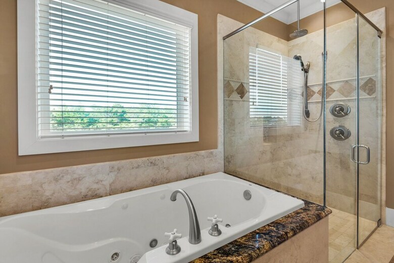 6 Bd Tropical Getaway With Pool & Beach Access!
