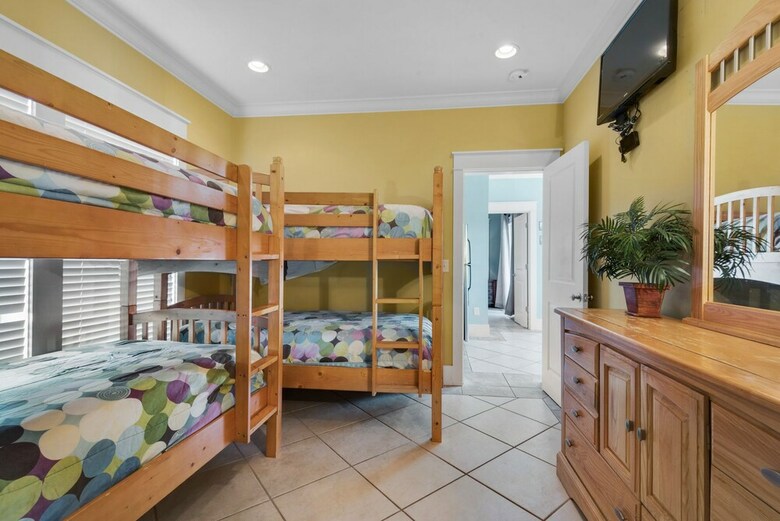6 Bd Tropical Getaway With Pool & Beach Access!