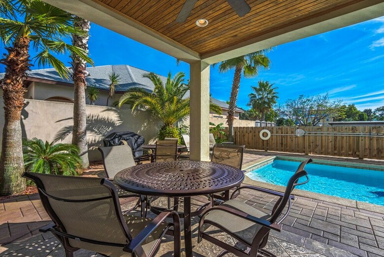 6 Bd Tropical Getaway With Pool & Beach Access!