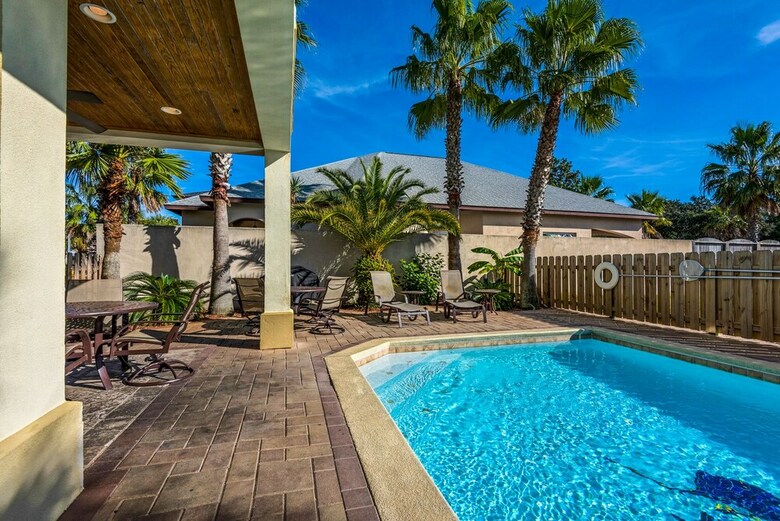 6 Bd Tropical Getaway With Pool & Beach Access!