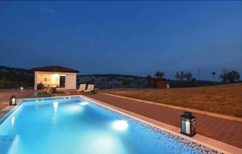 Villa Holiday Home Svilaja
