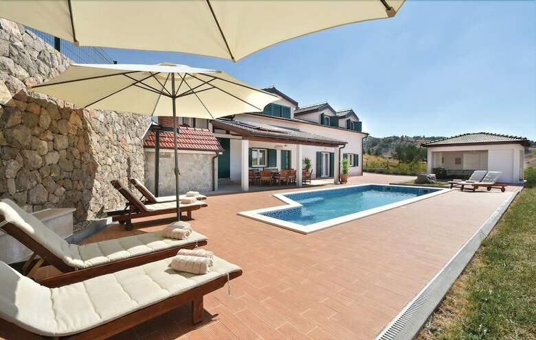 Villa Holiday Home Svilaja