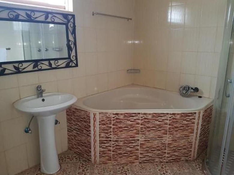 Hotel Zuus Lodge & Tours