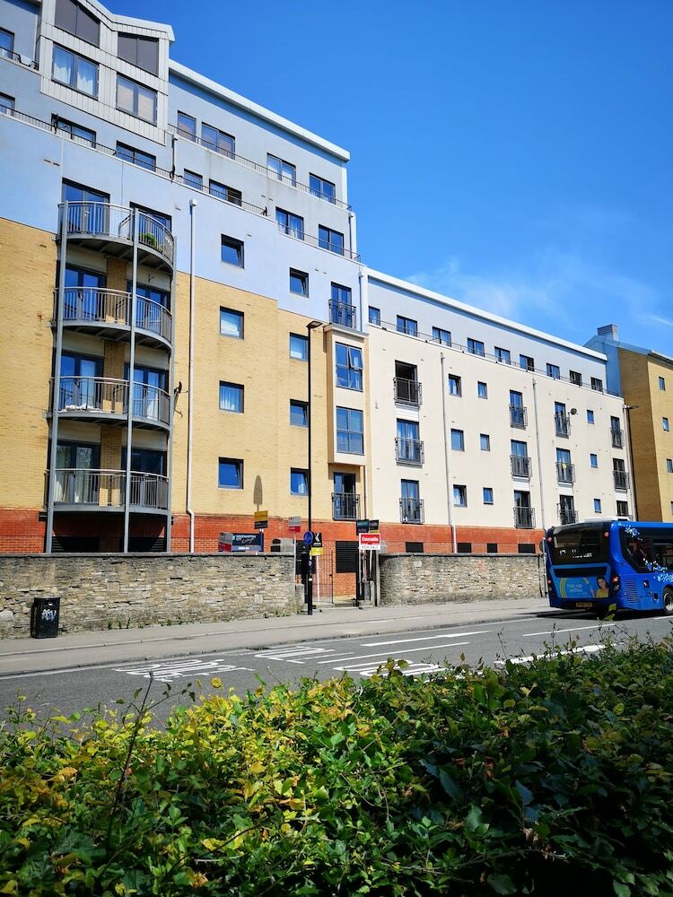 Higher Living - Professional Southampton Apartment