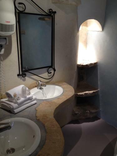 Hotel H�tel Lou Cale� Restaurant Le Rocher Des Abeilles