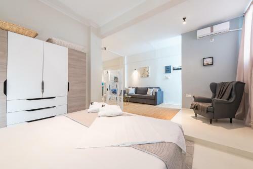 Stylish And Spacious Koukaki Apartment