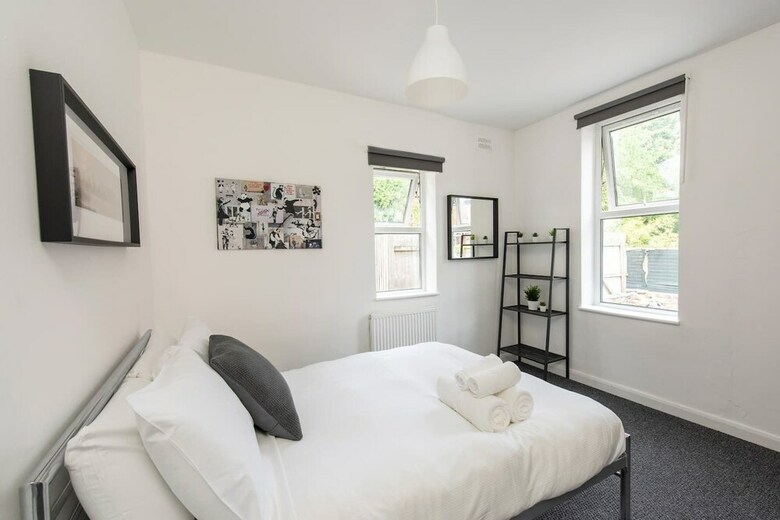 Modern Sleeps 5 - 1br Home In Manchester
