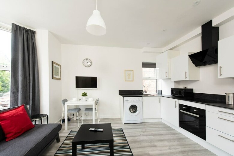 Modern Sleeps 5 - 1br Home In Manchester