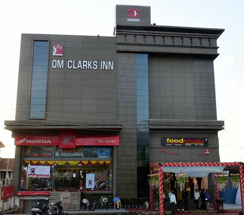 Hotel Om Clarks Inn Raebareli