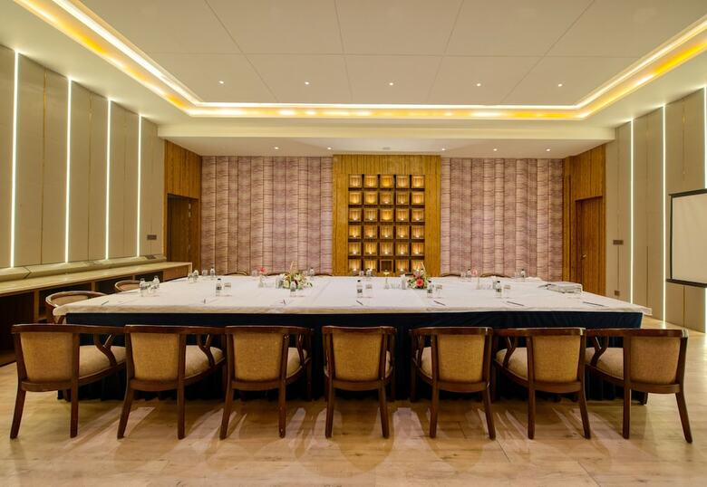 Hotel Om Clarks Inn Raebareli