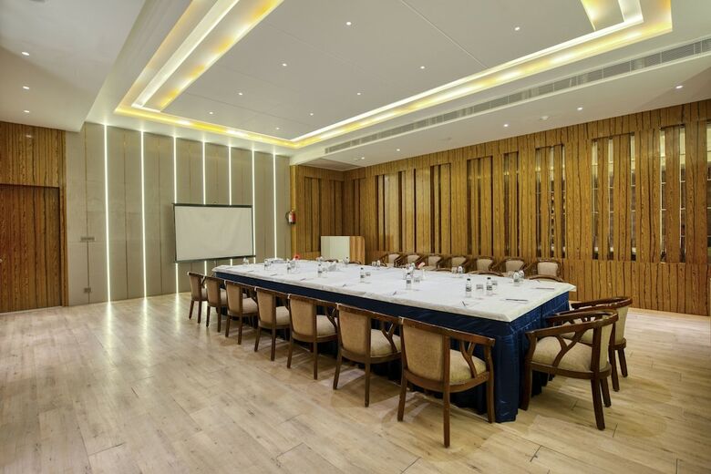 Hotel Om Clarks Inn Raebareli