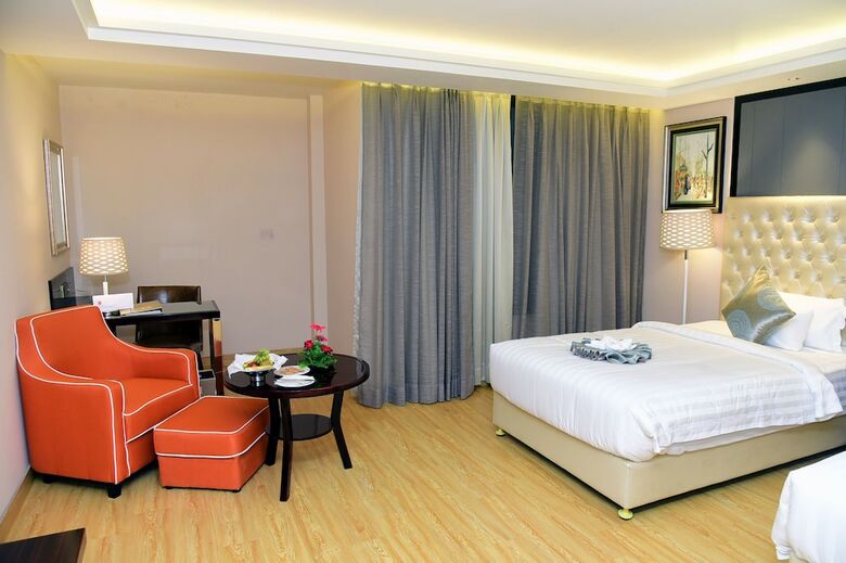 Hotel Om Clarks Inn Raebareli