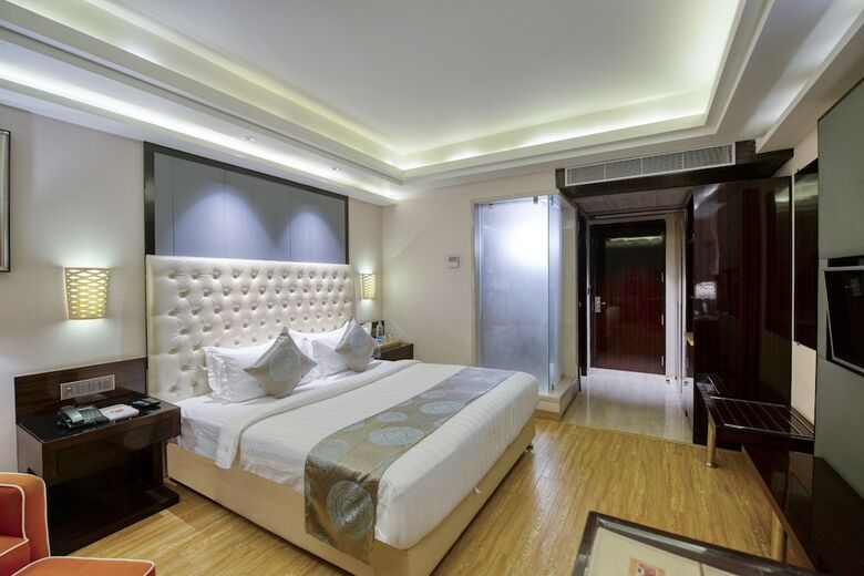 Hotel Om Clarks Inn Raebareli