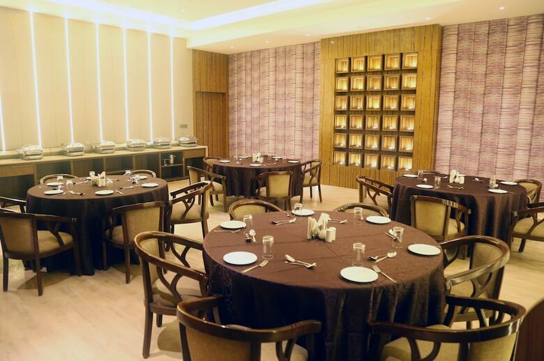Hotel Om Clarks Inn Raebareli