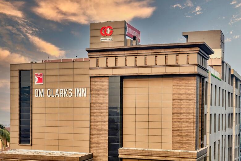 Hotel Om Clarks Inn Raebareli
