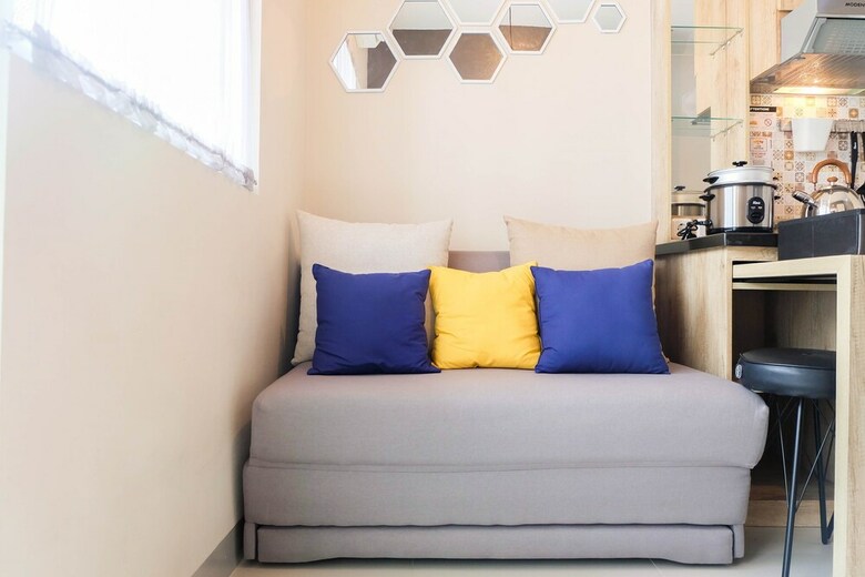 Modern And Bright 2br Green Pramuka Apartment