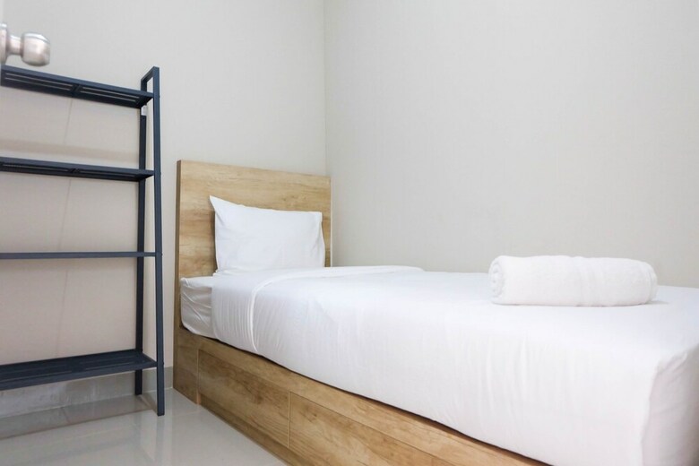 Modern And Bright 2br Green Pramuka Apartment