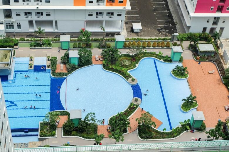 Modern And Bright 2br Green Pramuka Apartment