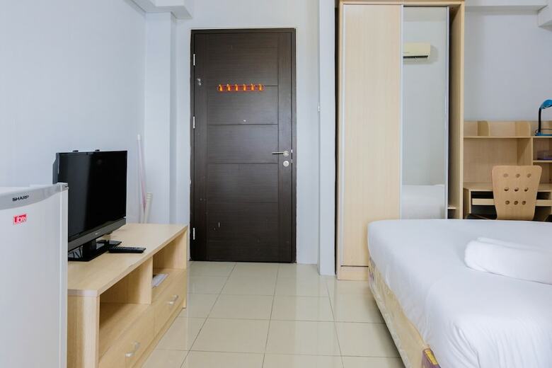 Simply And Comfy Studio Room At The Habitat Apartment