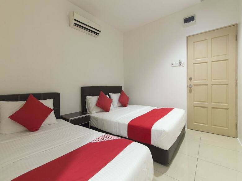 Oyo 44072 Mines Cempaka Hotel