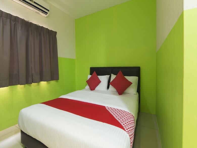 Oyo 44072 Mines Cempaka Hotel
