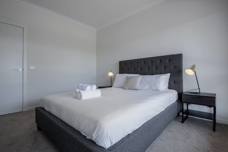 Comfy And Warm Home In Point Cook