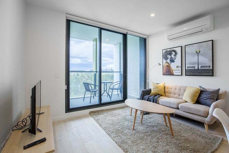Designer 2 Bedroom Apartment In Parkville