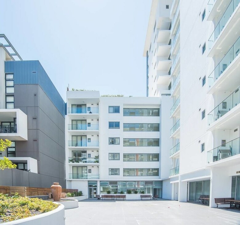 Spacious Central Apartment Walking Distance To Beach