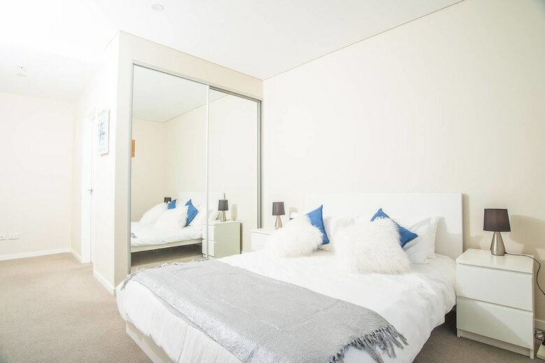 Spacious Central Apartment Walking Distance To Beach