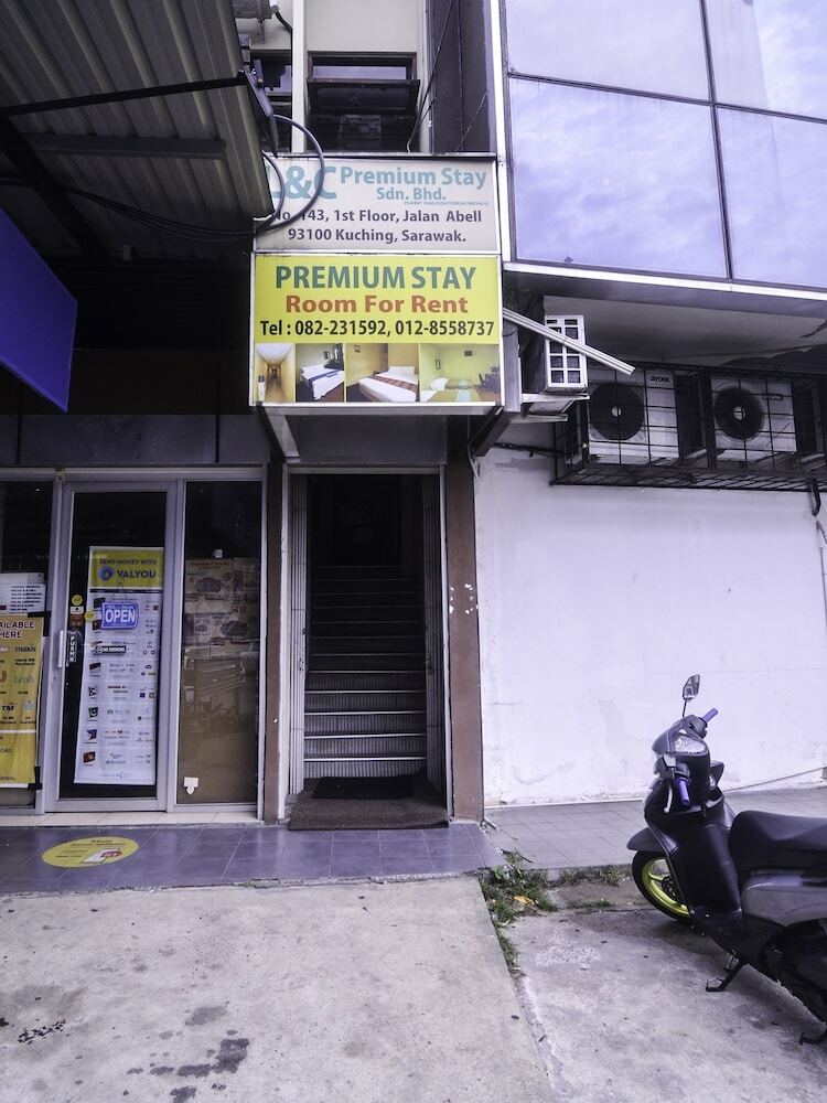Hotel Oyo 44017 Lc Premium Stay