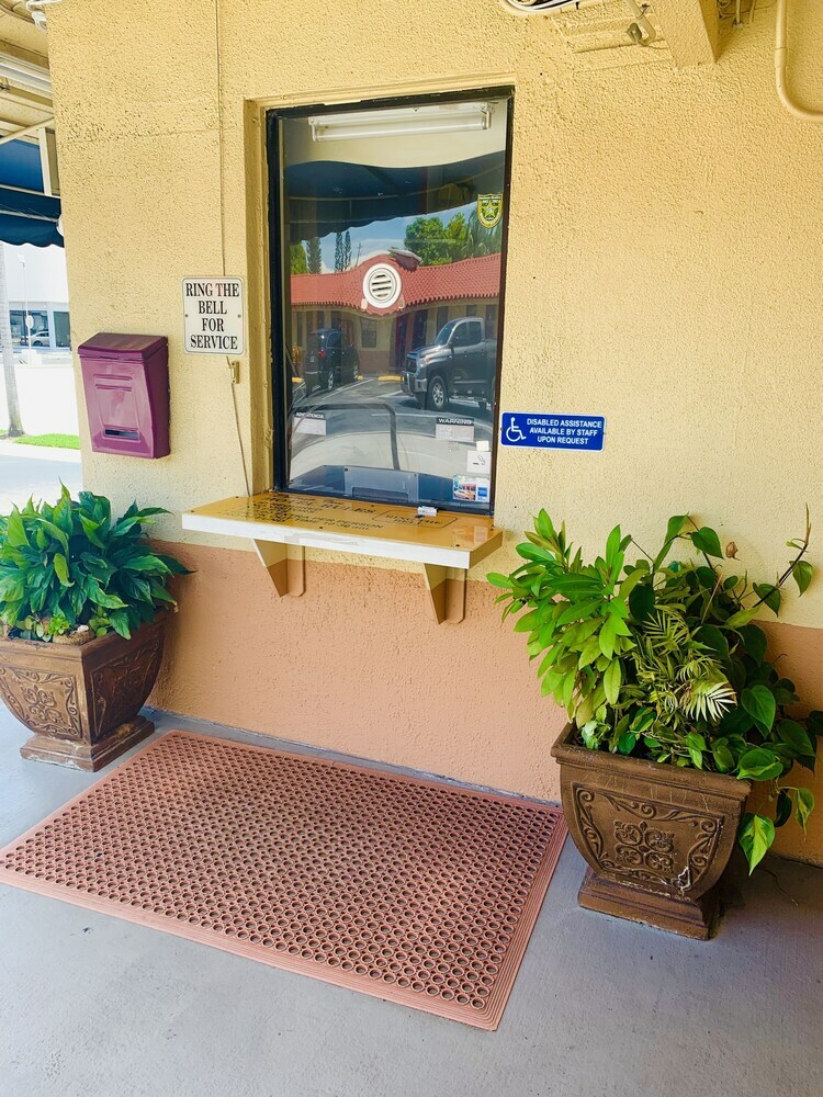 Motel Deluxe Inn