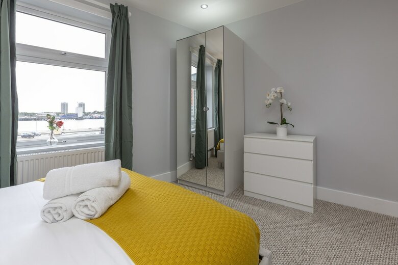 Deluxe Riverview Apartment