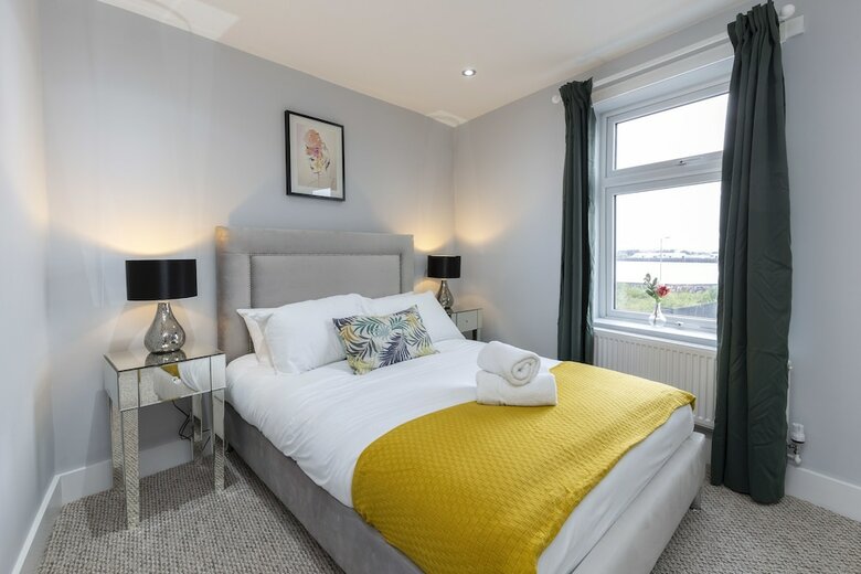 Deluxe Riverview Apartment