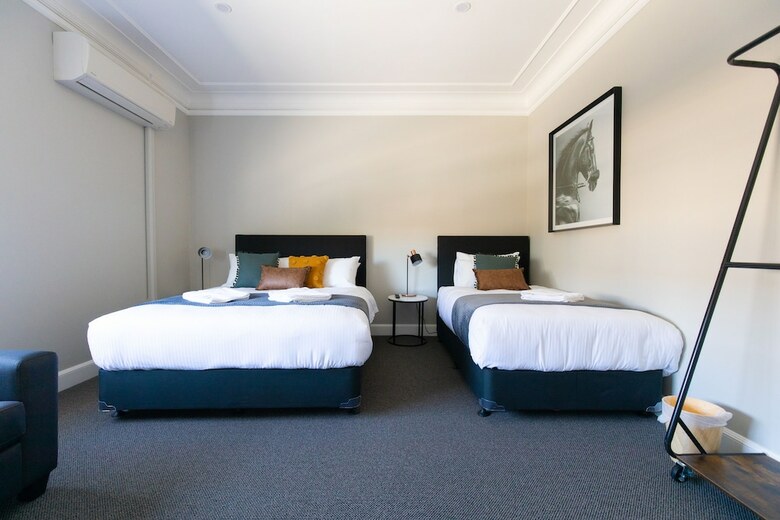 Horse And Jockey Hotel