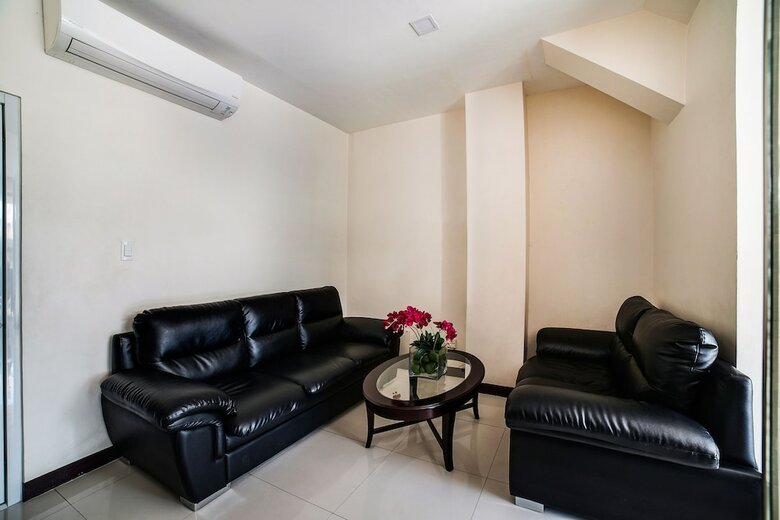 Hotel Oyo 256 Sakura Suites