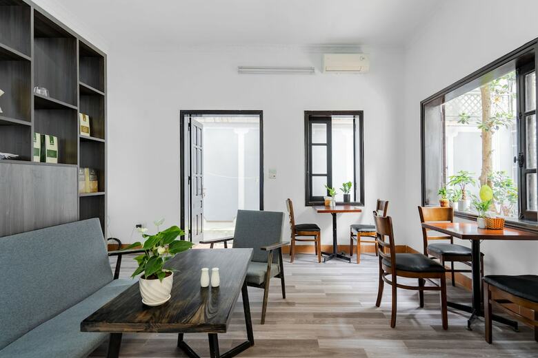 Hotel Floriane Cafe And Stay