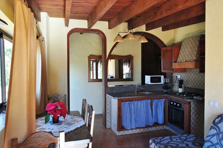 Aparthotel Finca Tom�s Y Puri