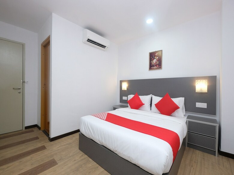 Oyo 44043 First Garden Hotel