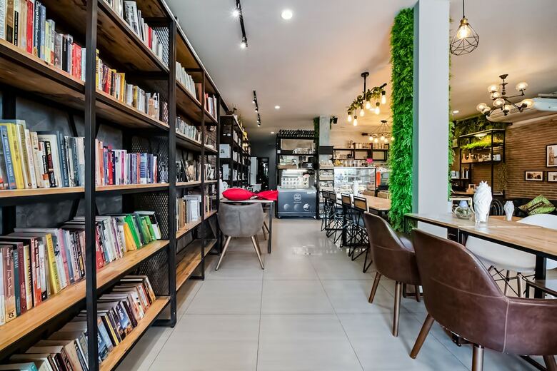 Hotel Oyo 281 The Reader Cafe And Room
