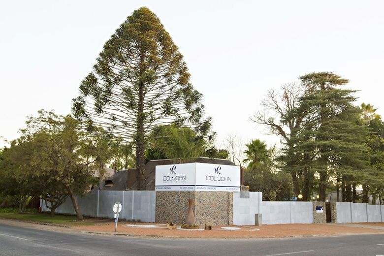 Col-john Hotel