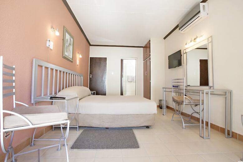 Col-john Hotel