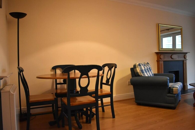 Bright 2 Bedroom Apartment With Balcony In City Centre