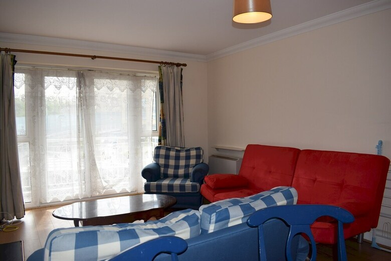 Bright 2 Bedroom Apartment With Balcony In City Centre