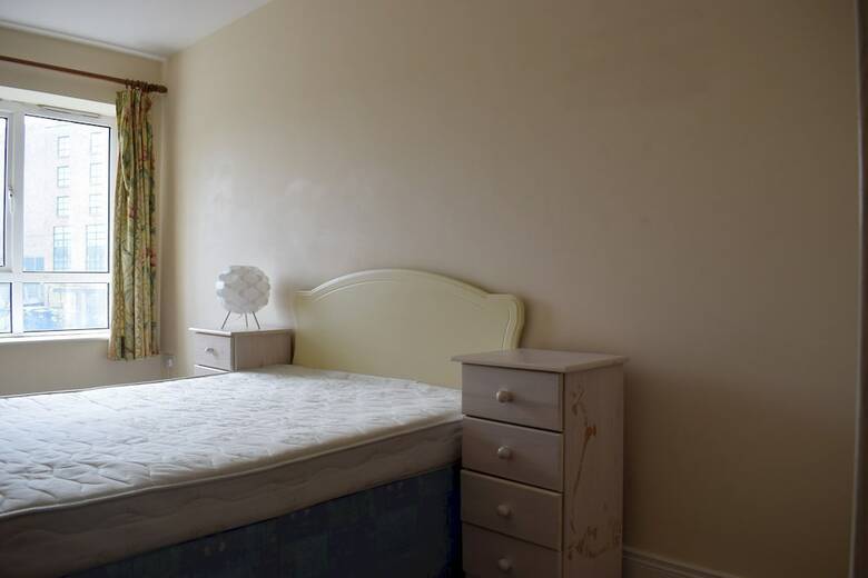 Bright 2 Bedroom Apartment With Balcony In City Centre