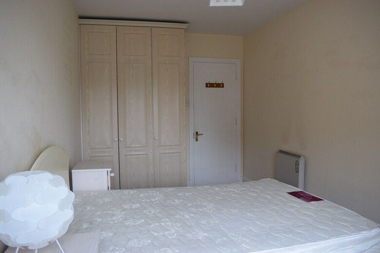 Bright 2 Bedroom Apartment With Balcony In City Centre