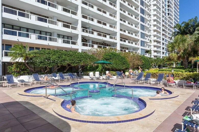 Apartamentos Bayfront Gem With Balcony And Pool