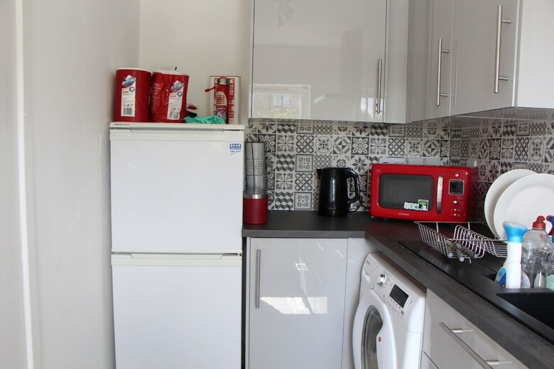 Gorgeous Newly Renovated 2 Bedroom Apartment